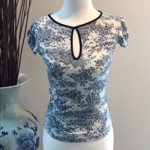 Adorable BCBG toile patterned short sleeved top